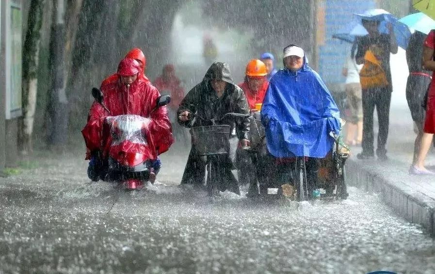 河南暴雨感人素材图片