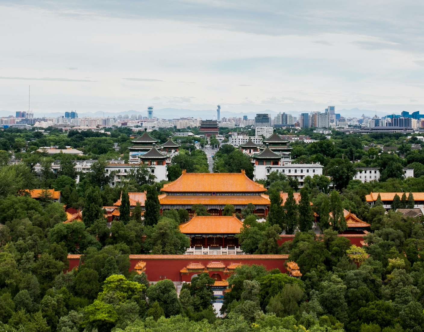 景山在北京城中軸線中心點,向北望去是地安門.