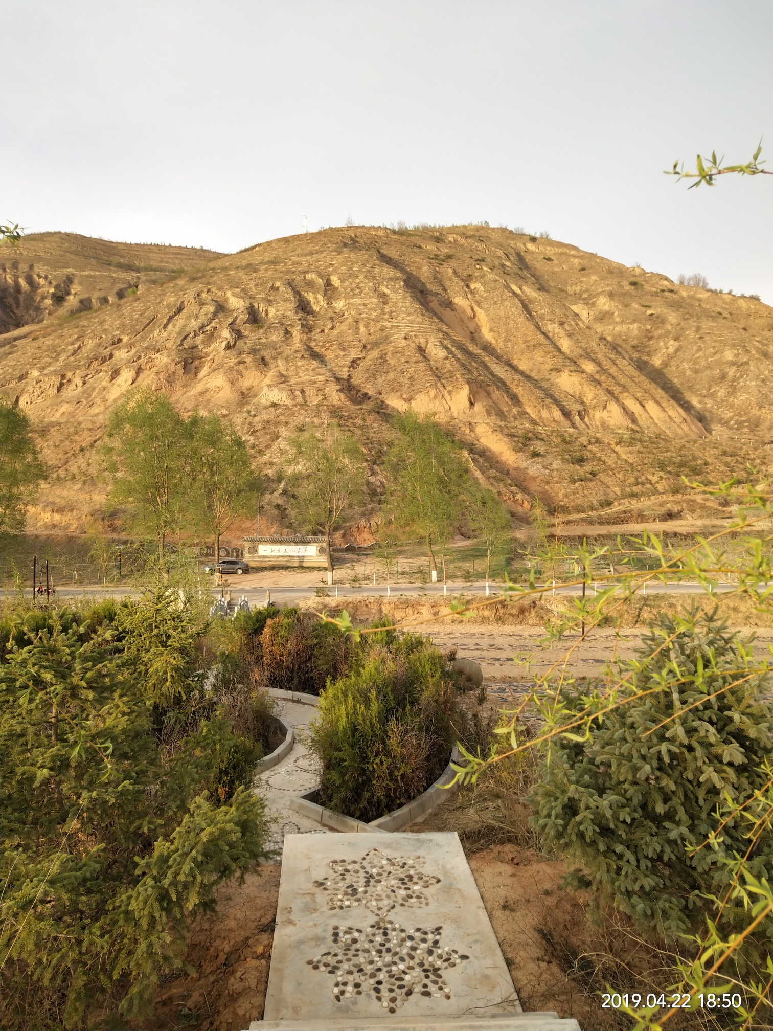 甘肃静宁有个村庄名字叫一鍁土