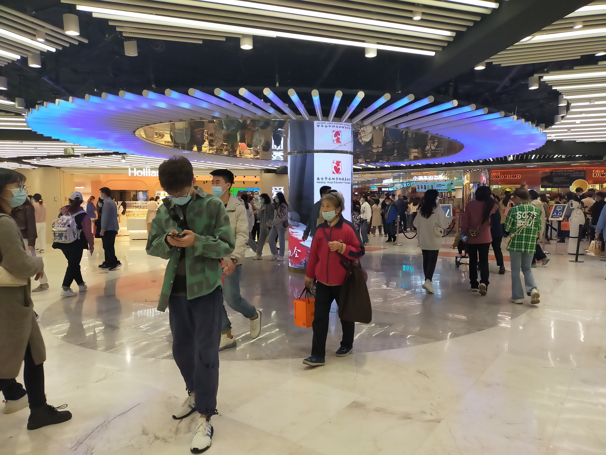 南京景区很多,但游客聚集最的地方还是新街口,从早到晚来来往往的人川