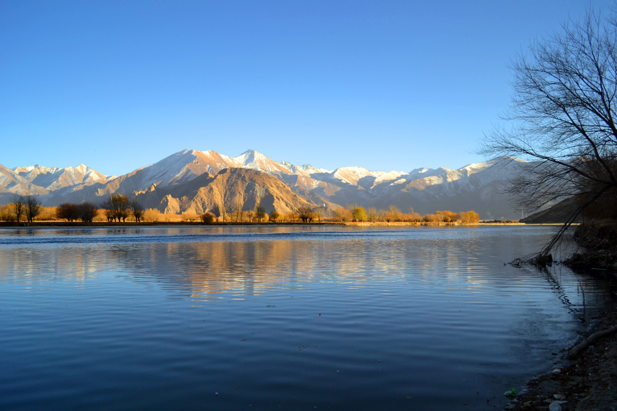 拉萨河的阳光碑林路人