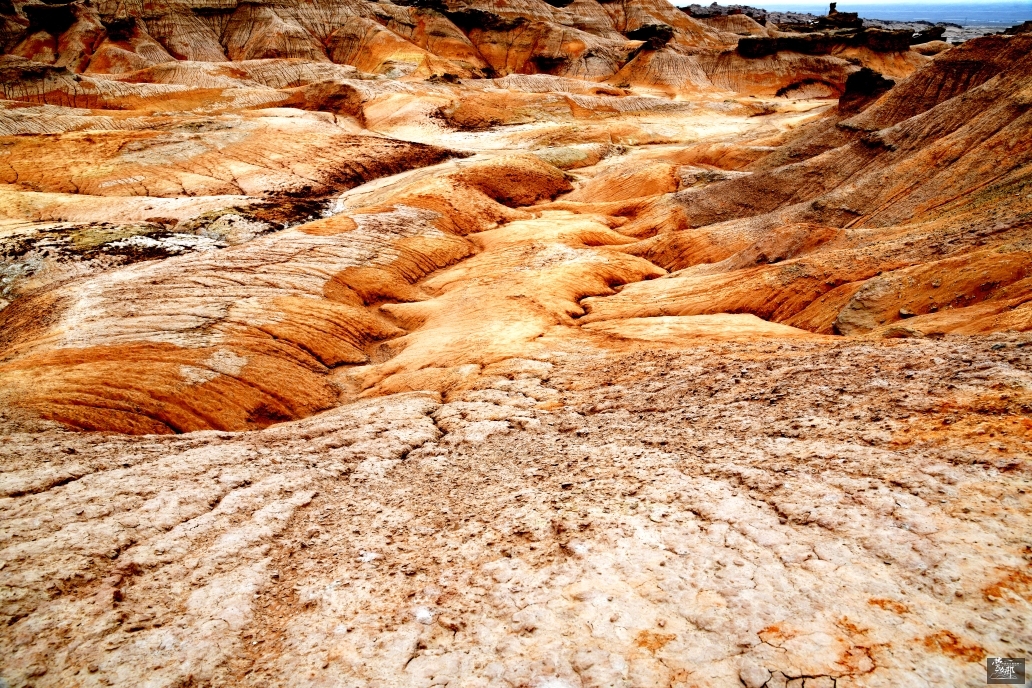 之间的红石林景区,12点到达全域旅游观光点,展现在我眼眸:由剥蚀,风蚀
