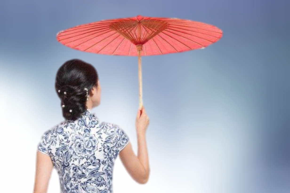 早已迷失在狭长柳巷 伞下是大手拉小手 湿了半边膀子 你是我的宝贝 我