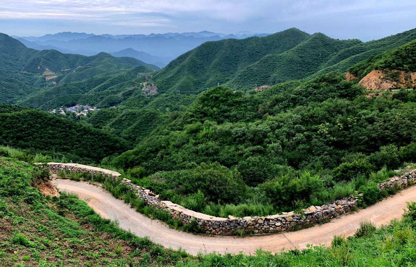 山峦叠嶂如此多娇