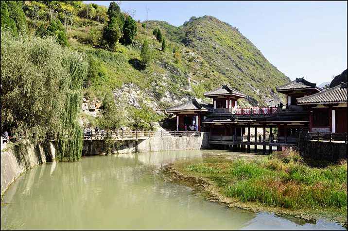 處的天井山山麓的魚竅峽中,是迄今國內保存最為完好的東漢摩崖石刻