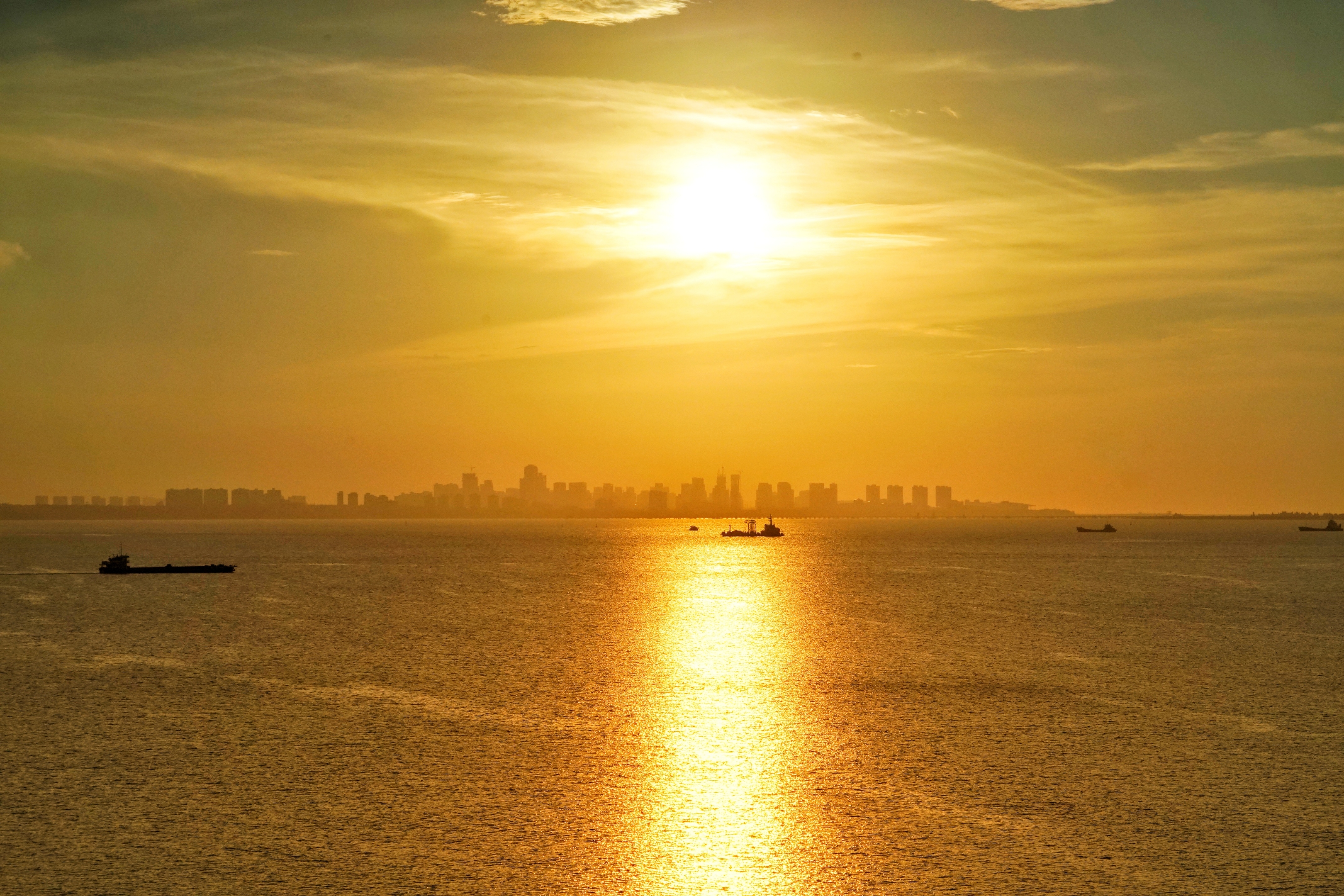 夕阳西下海口湾