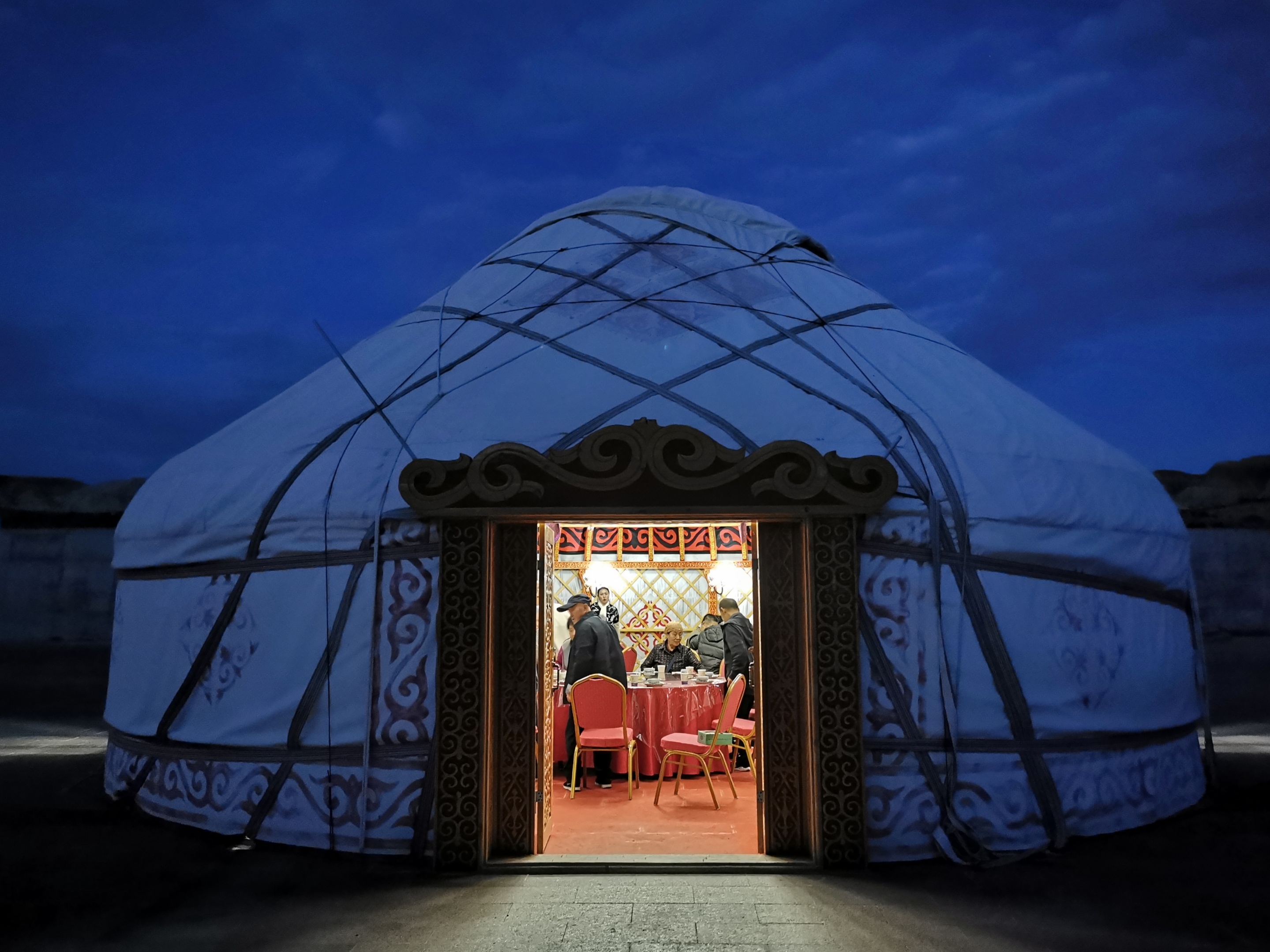 本团队在海上魔鬼城景区用晚餐的新疆最大毡房餐厅