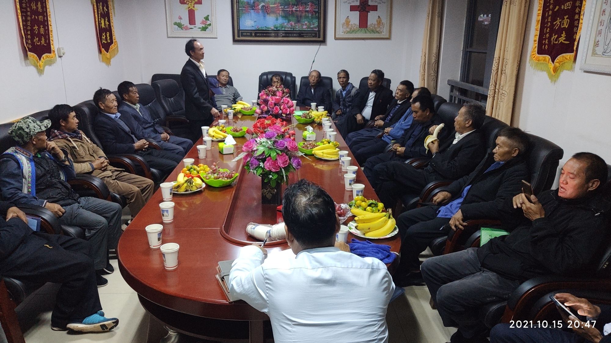 分别三十三个春秋的第二期义工进修班同学在禄劝移民小区教会相聚