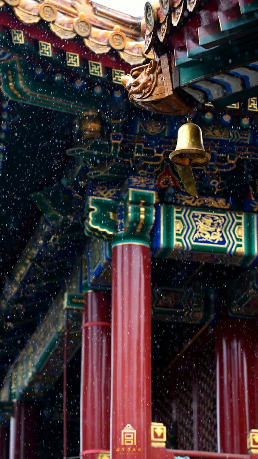 你看天空中徐徐飘下的雪花, 如芦花,似柳絮,又像鹅毛, 在厚重静美的