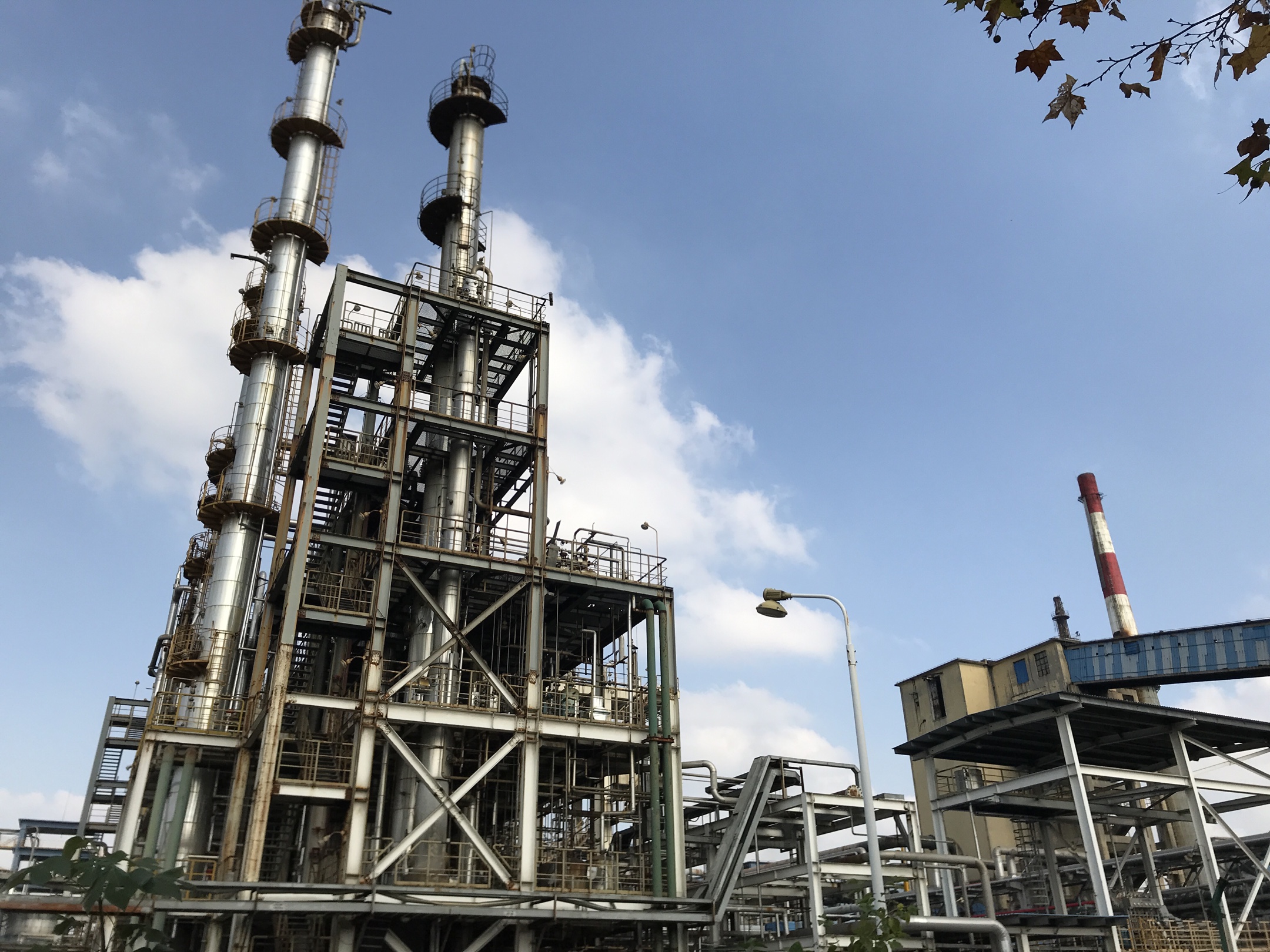 厂马路对面,原来的吴泾化工厂,现在是华谊化工厂,而且也可能不是国有