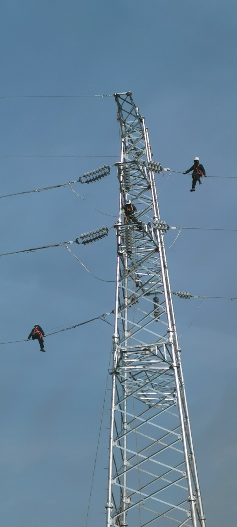 电力工人玩杂技