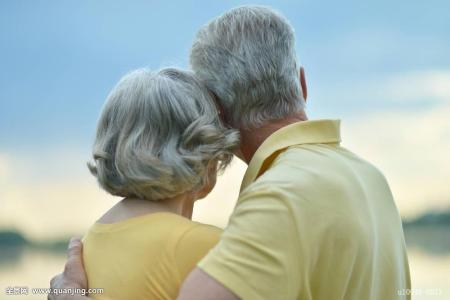 当一对老夫老妻在夕阳下漫步时,生活却给了心灵一种坚实的依靠.