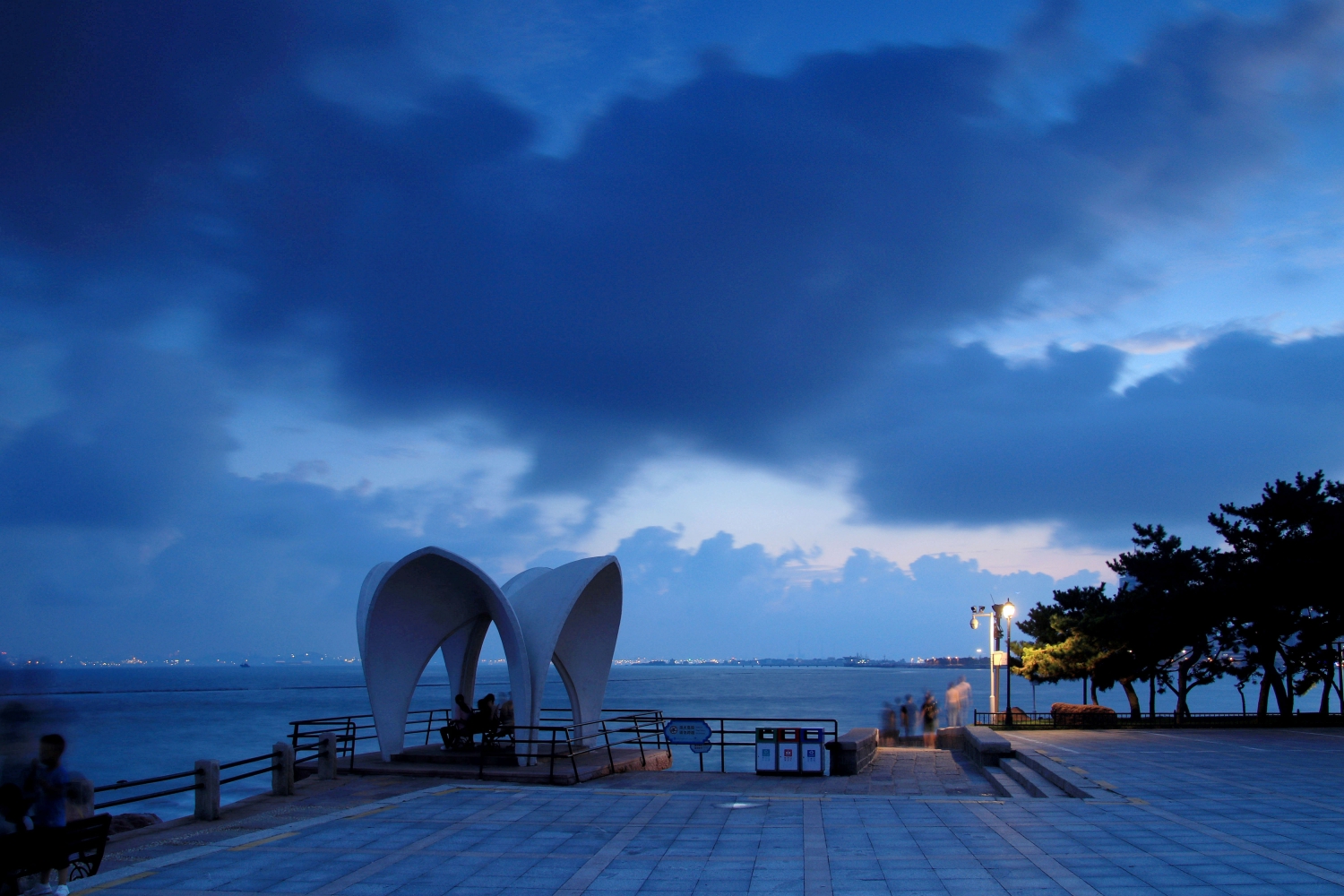 2019年08月04(农历七月初四)日,拍摄于青岛市南区琴屿路小青岛公园.