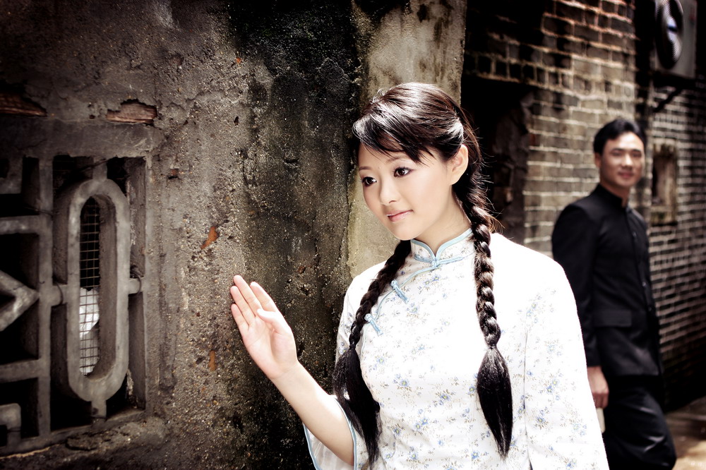 又寂寥的雨巷   我希望飘过   一个丁香一样地   结着愁怨的姑娘