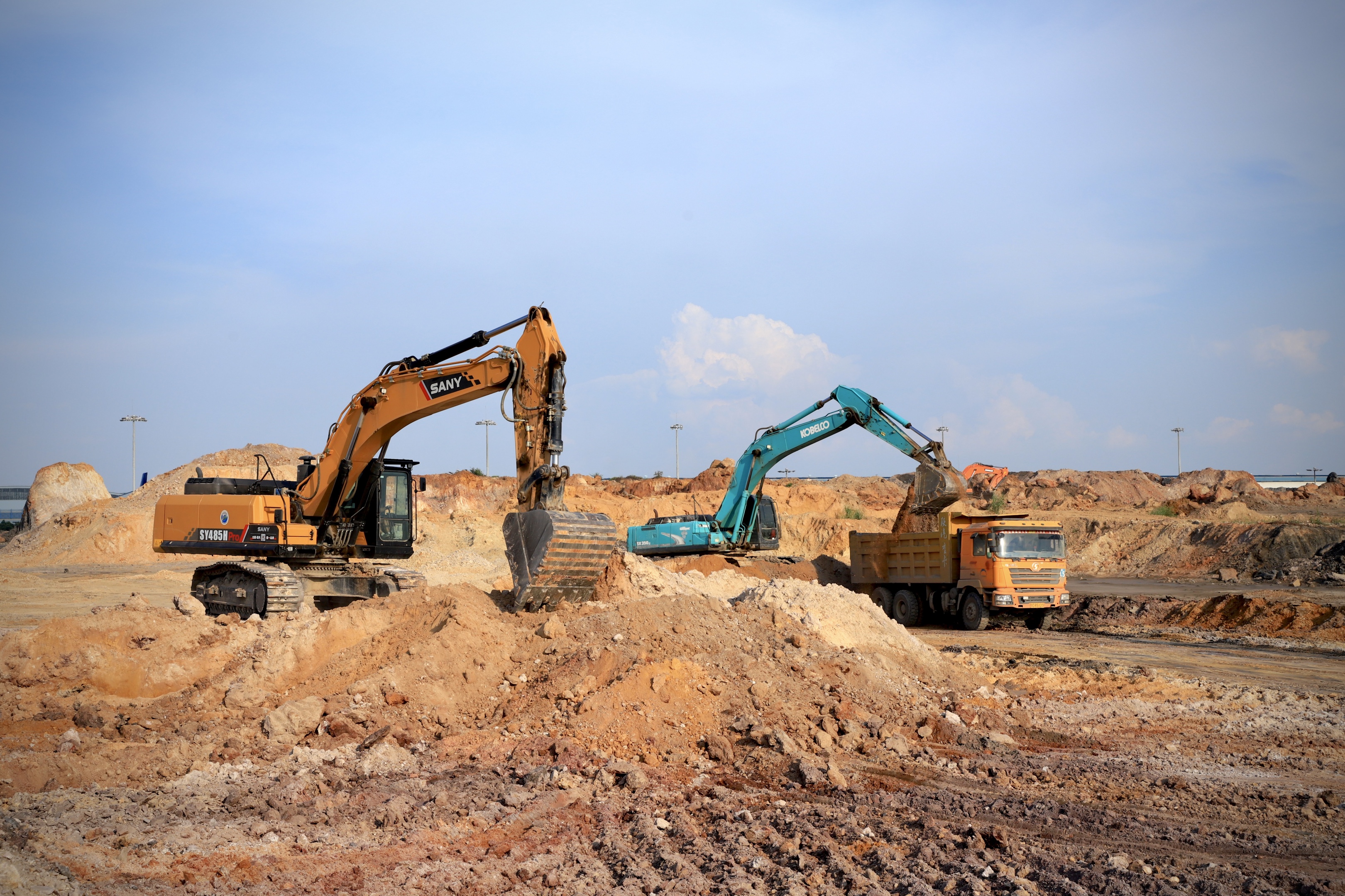 热火朝天的工地