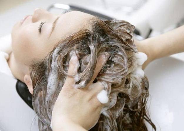 洗发水本身不会导致头发掉落,它只会让即将脱落头皮的头发脱落
