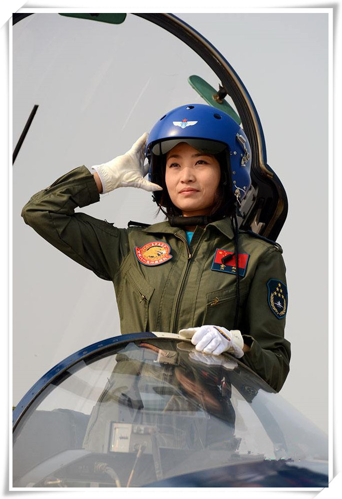 她在云中笑纪念为航天事业牺牲的中国空军首位歼10女飞行员余旭
