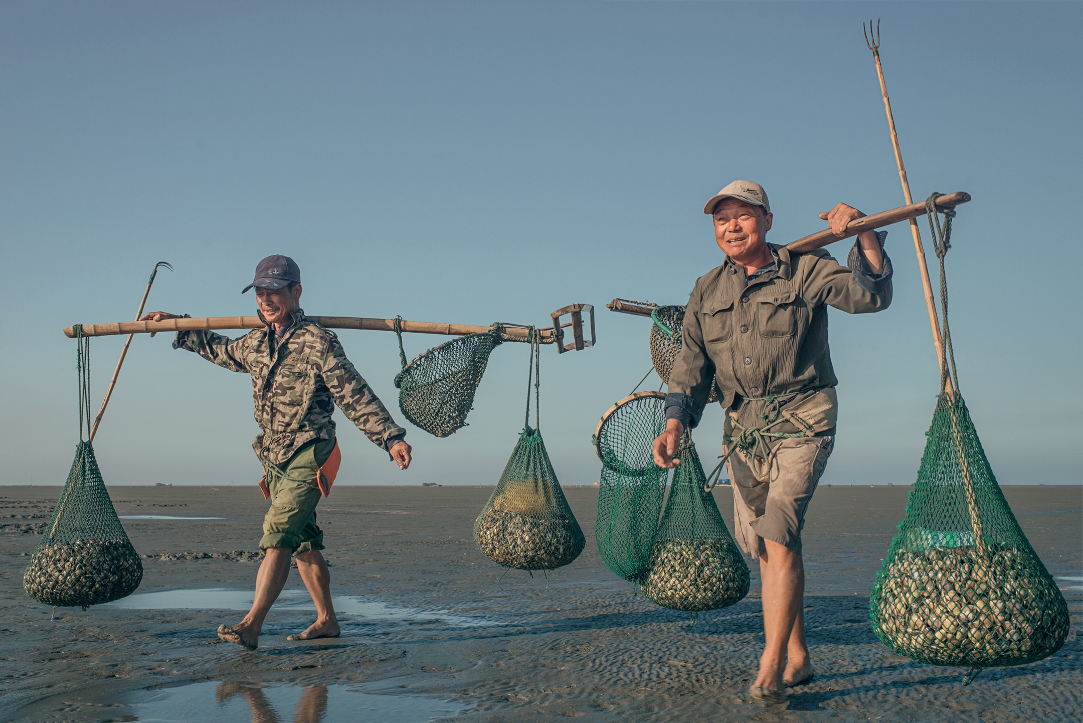 渔家汉子在海边