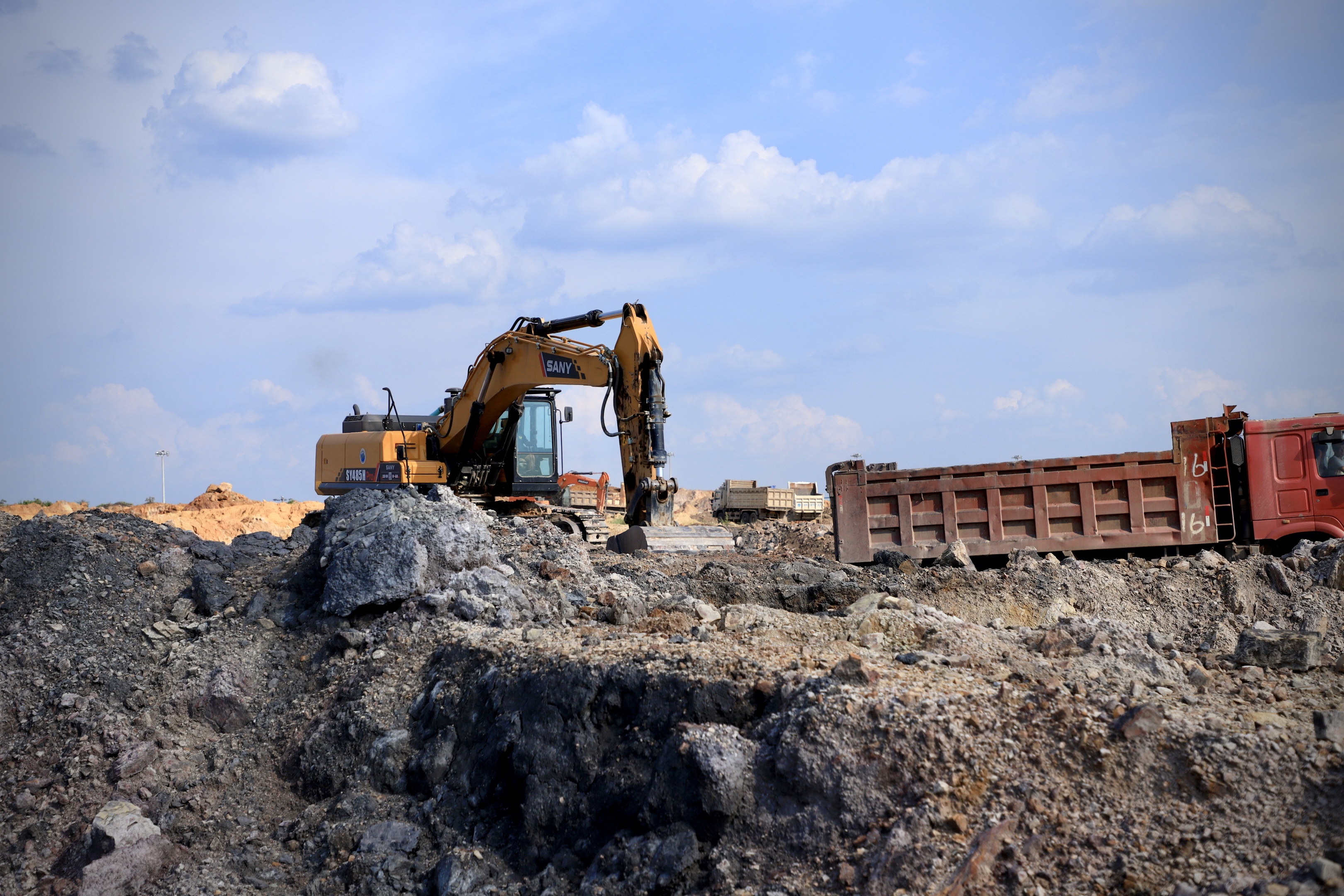 热火朝天的工地