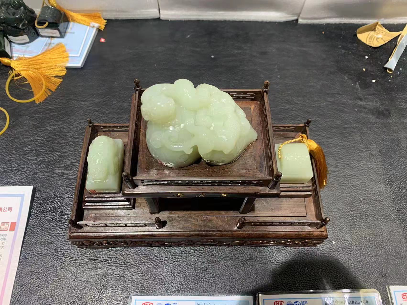 由三方玉玺组成,即葫芦形三希堂宝玺,三希堂精鉴玺和宜子孙玺
