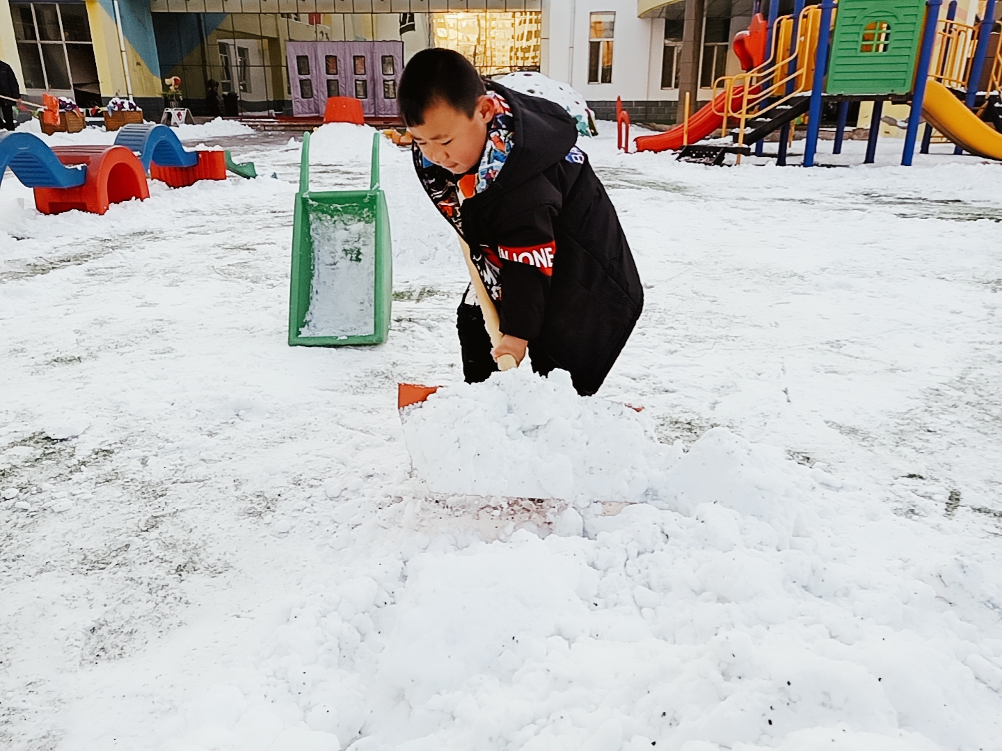 76一锹一铲雪77带孩子扫雪是小事中的大事