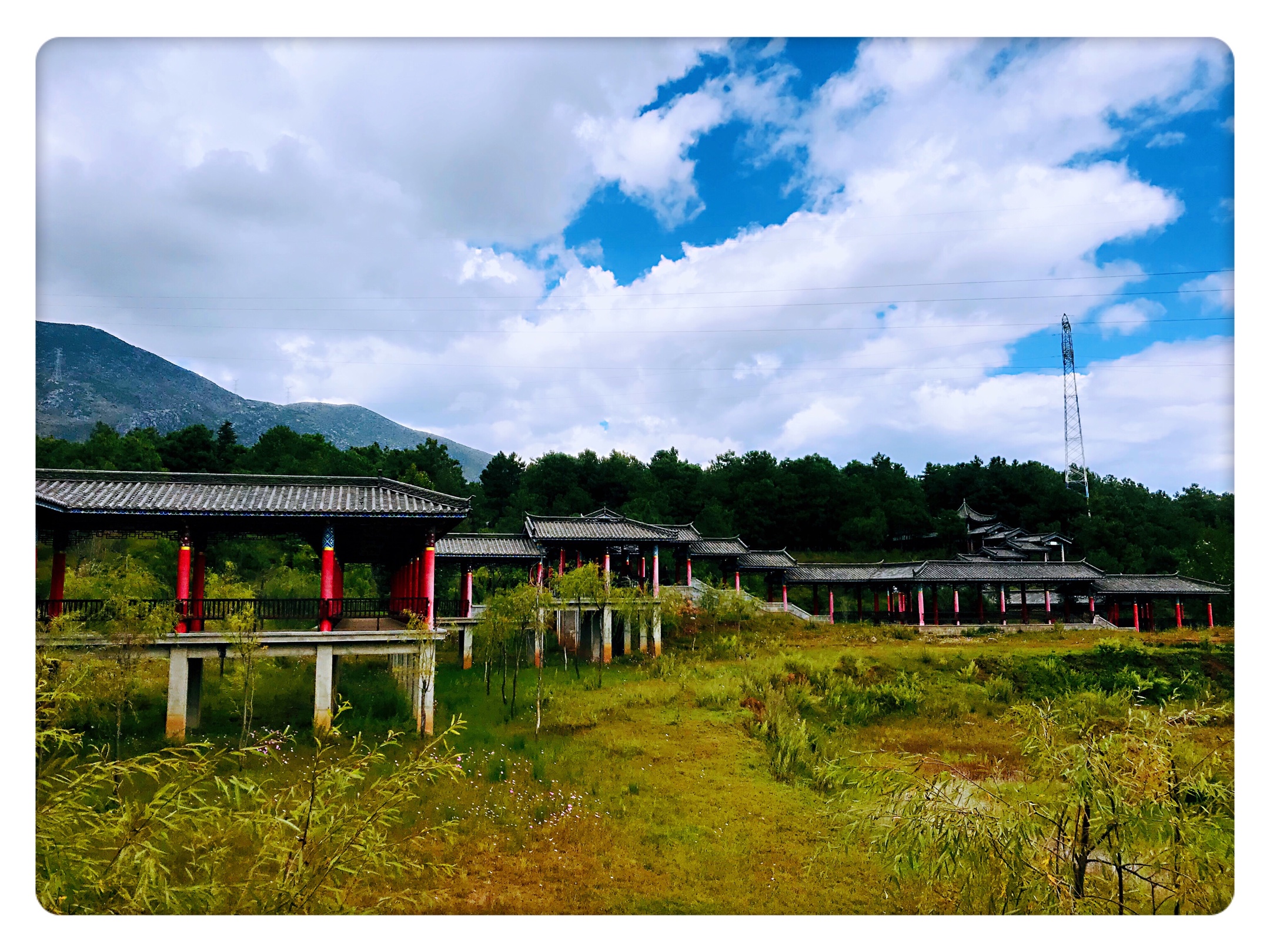 银都水乡原名石寨子,位于大理州鹤庆县草海镇新华村,是由七个典型的