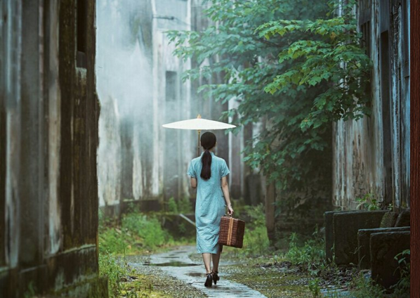 的忧愁在雨中哀怨哀怨又彷徨她彷徨在这寂寥的雨巷撑着油纸伞像你一样