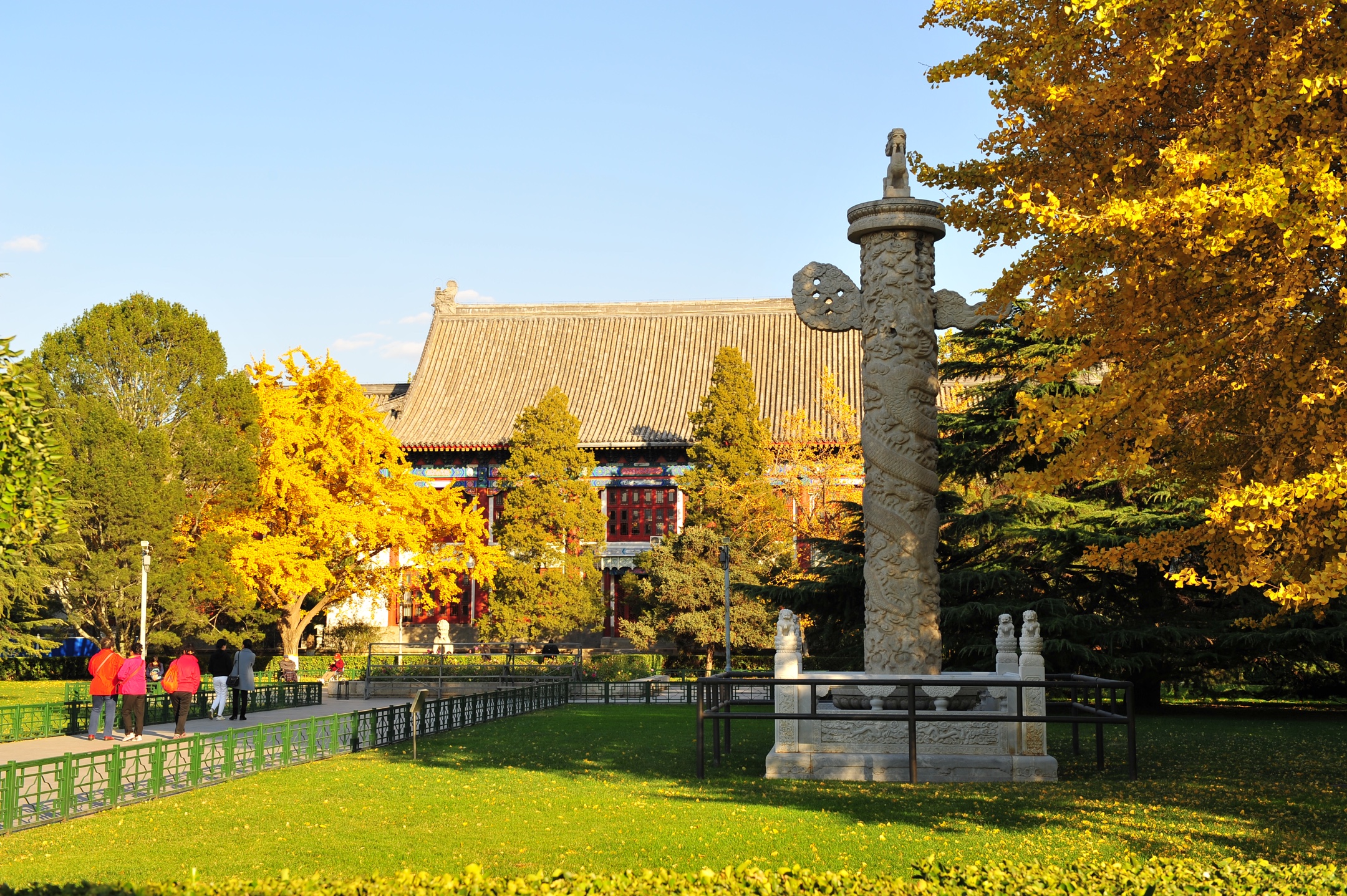 北京大学的学子们就像春天一般朝气蓬勃地跨进校园