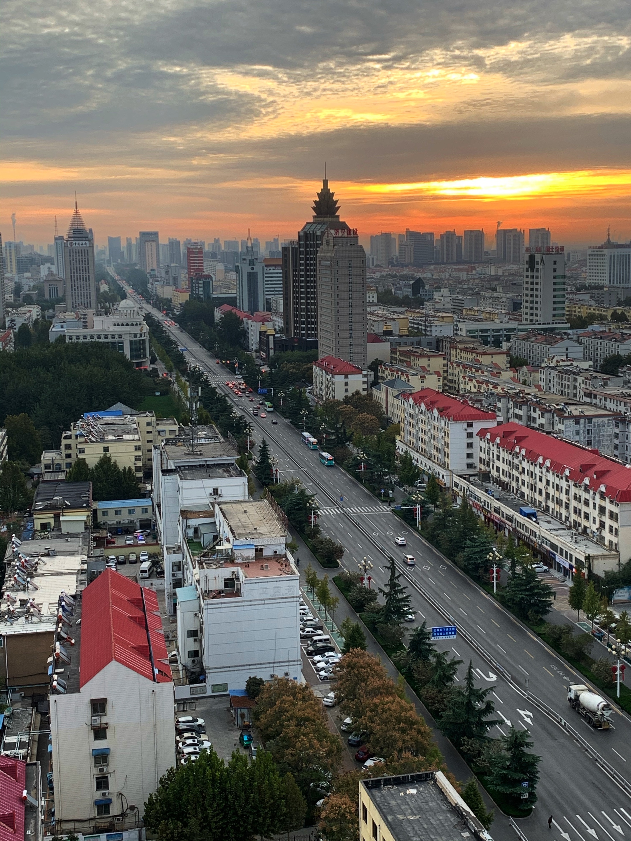 晨曦中的济宁洸河路(手机摄影)