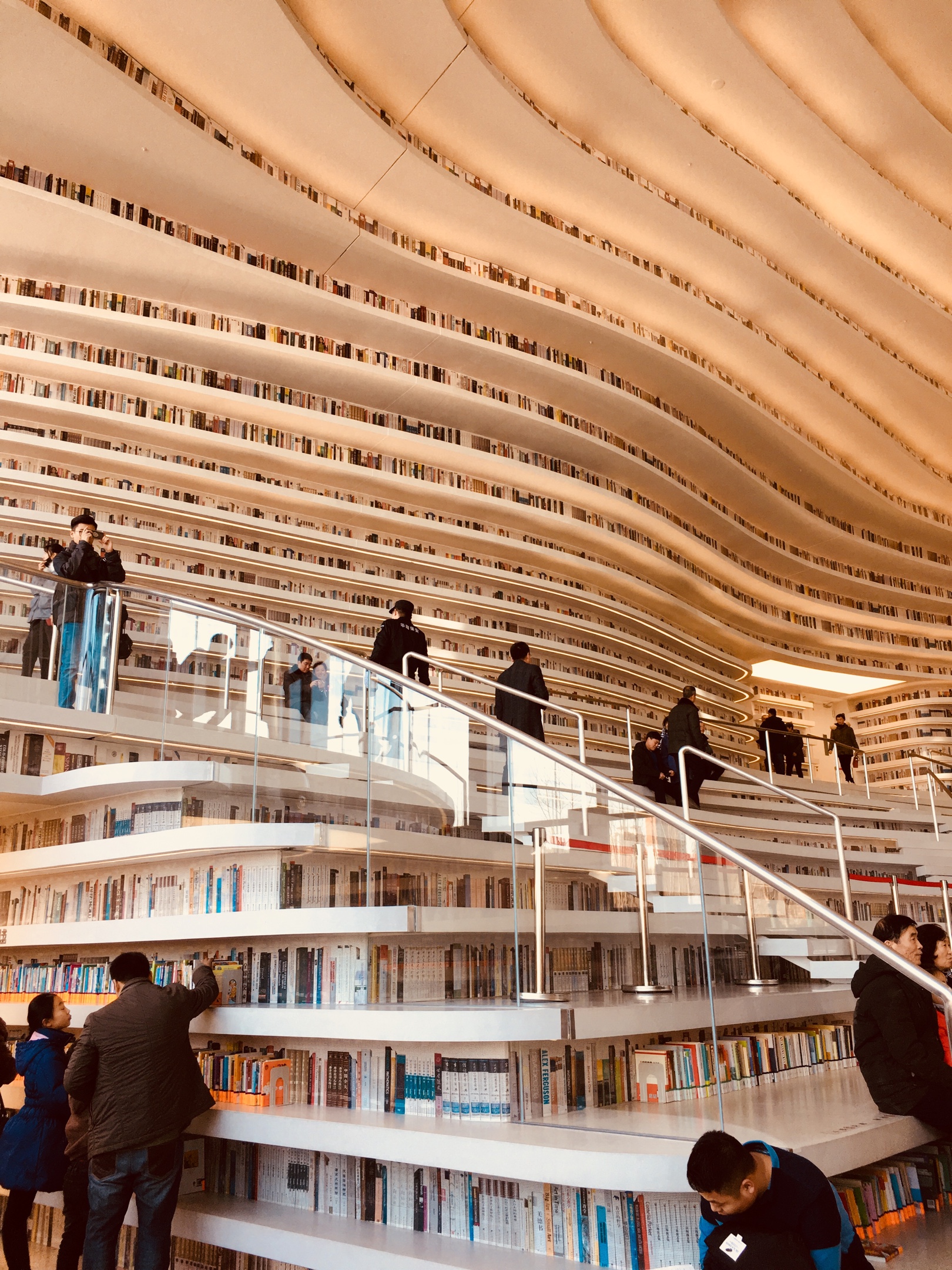 慕名滨海读看点 融入书海听涛声——天津滨海新区图书馆掠影