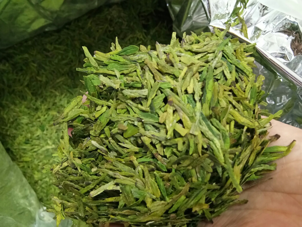 龙井茶叶为扁形,外形挺直削尖,叶细嫩,条形整齐,宽度一致,色泽为绿中