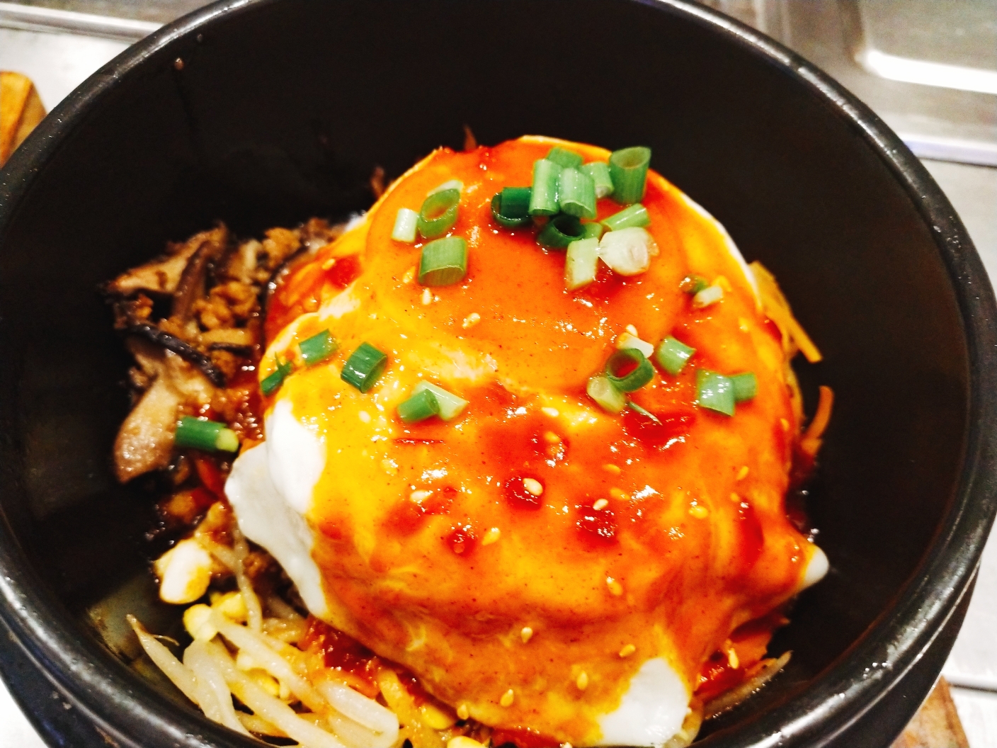 石锅拌饭制作人:张聪聪小炒猪脆骨制作人:王立华北京烤鸭制作人:史