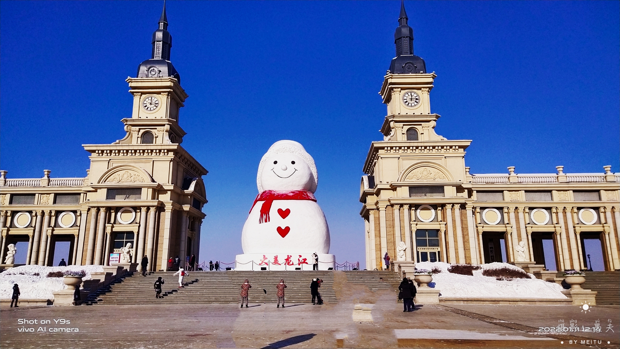冬天的哈尔滨音乐公园充满了音乐的艺术加上美丽的大雪雕让人们体验一