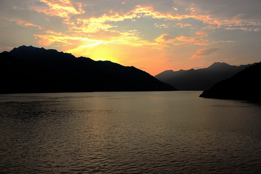 静谧壮丽的三峡晚霞,美丽极了!