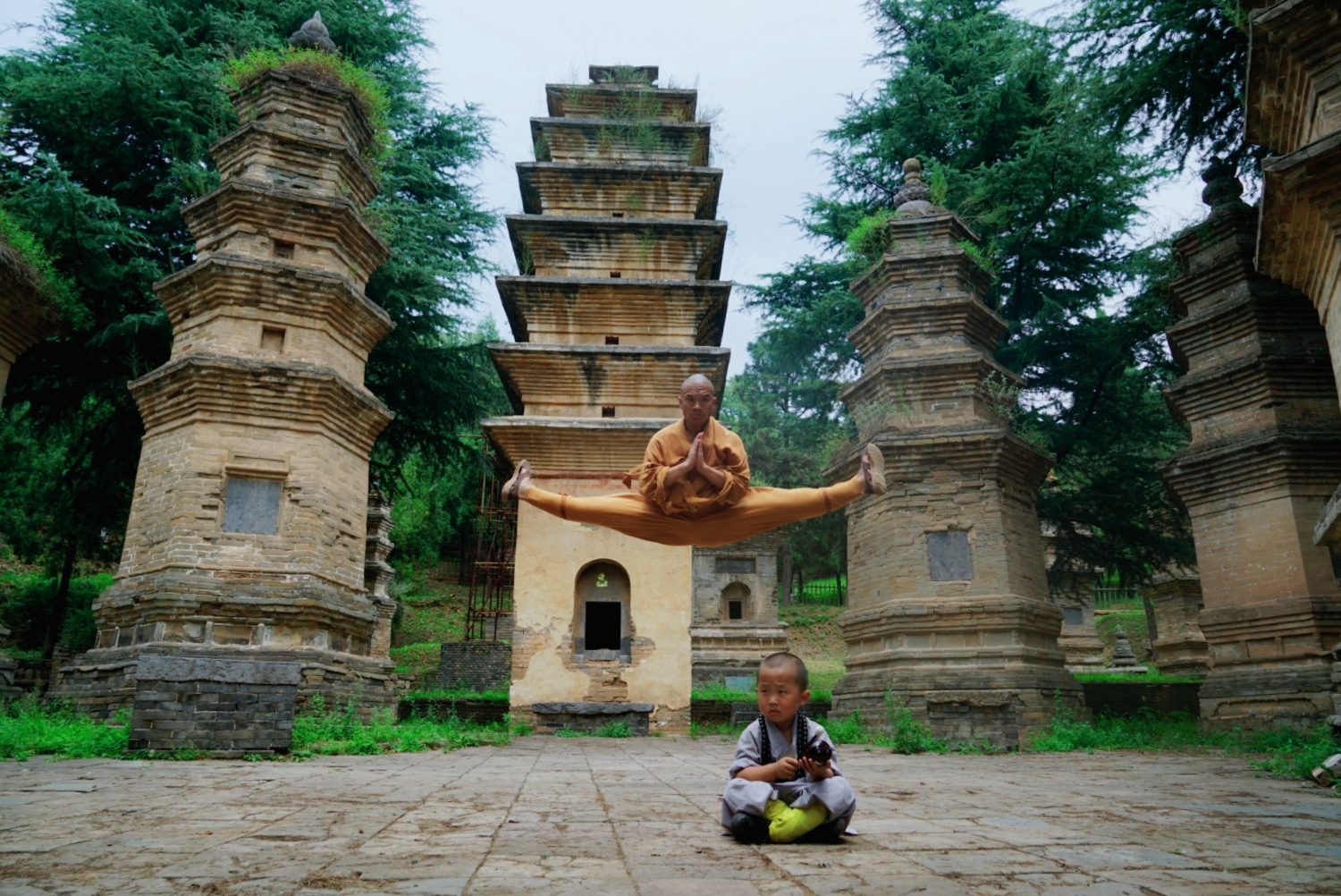 延波每天带着徒弟出门习武小石头在两岁多父母就将他送到少林寺开始习
