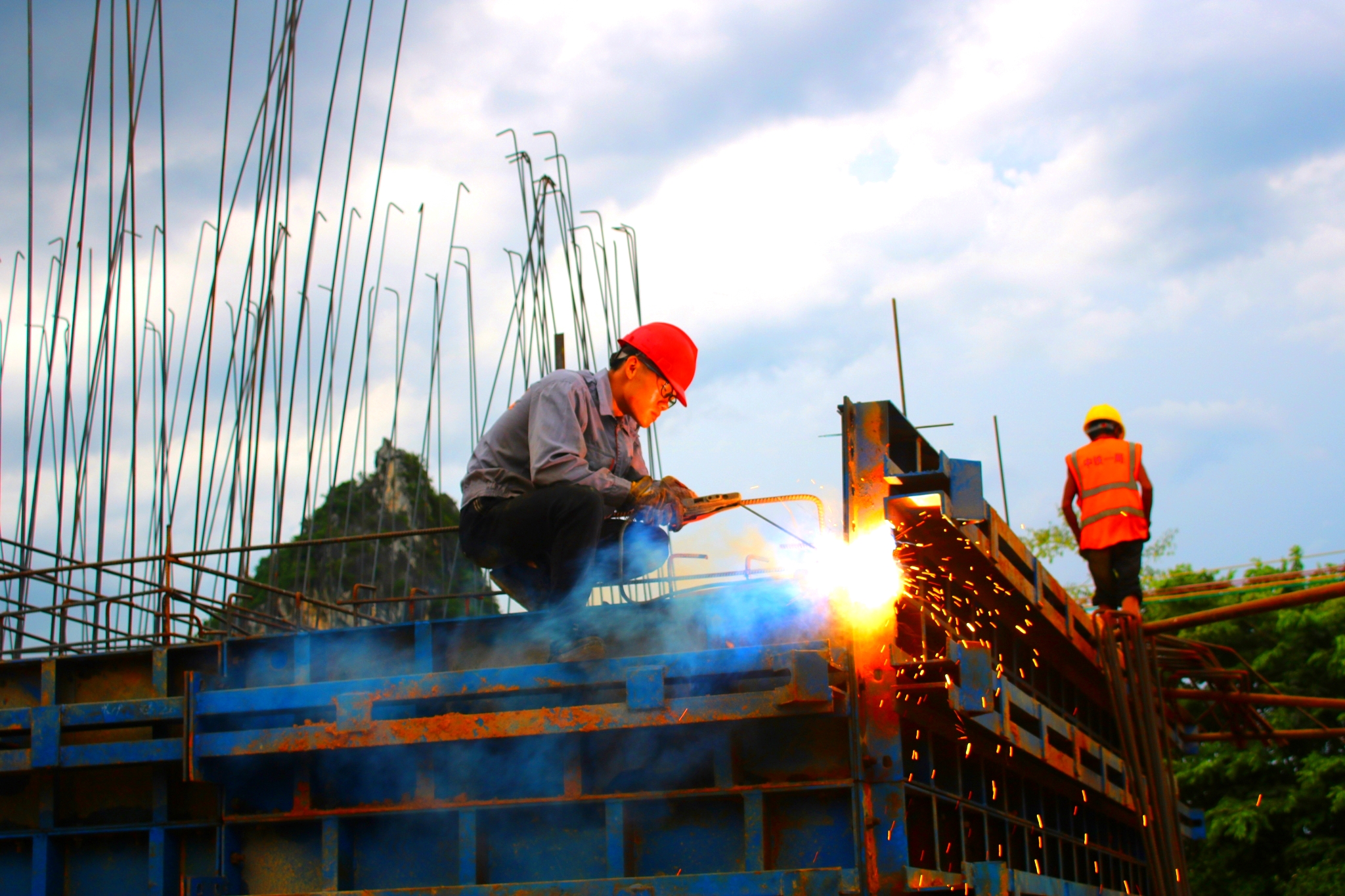 中铁一局贵南高铁项目五一劳动节劳动者风采