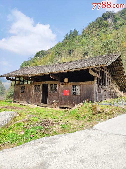 山有旧房俩木房