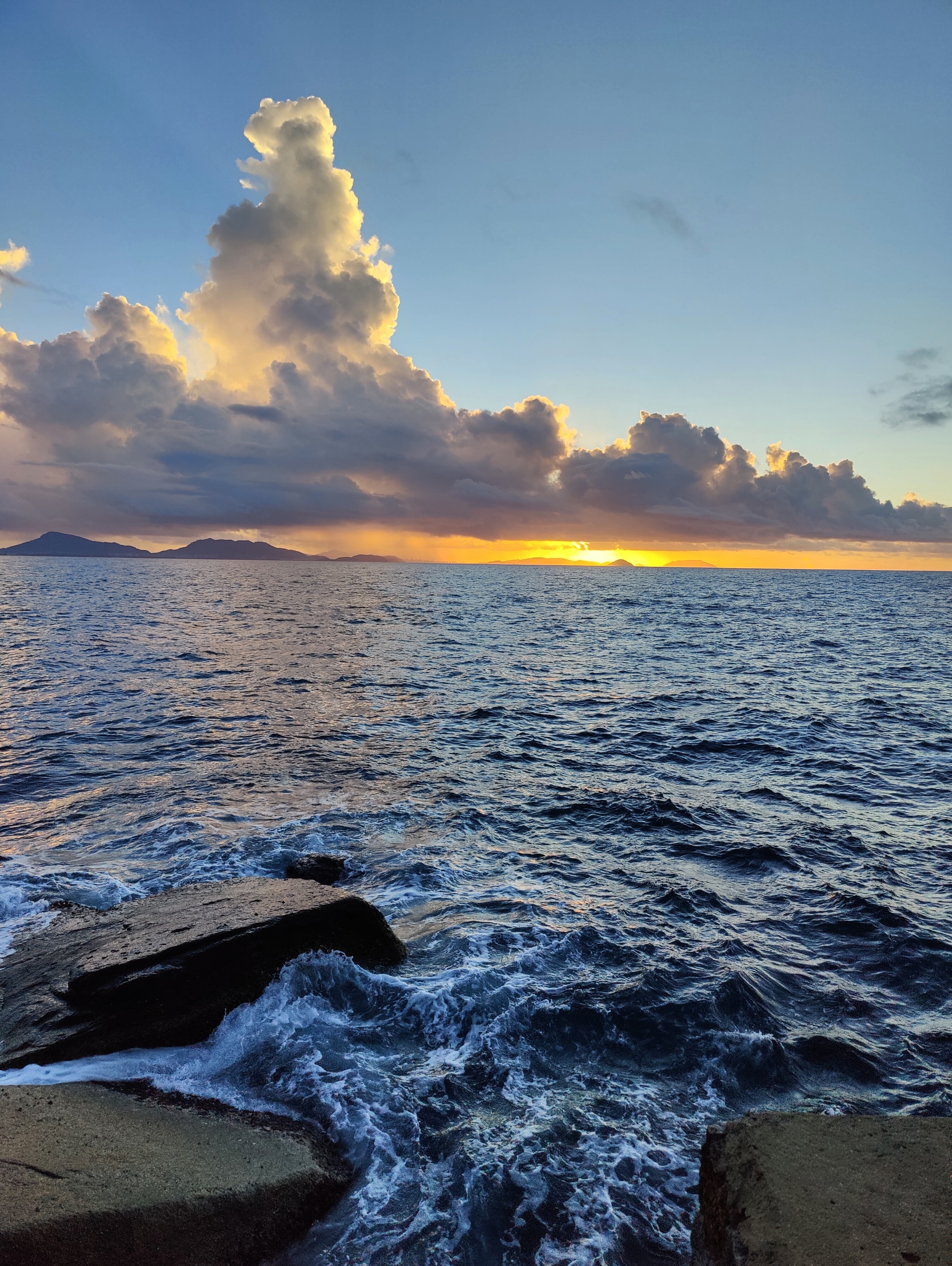 相遇大海, 面对浩瀚. 最惬意, 与海风同行. 最舒心, 拥浪花入怀.