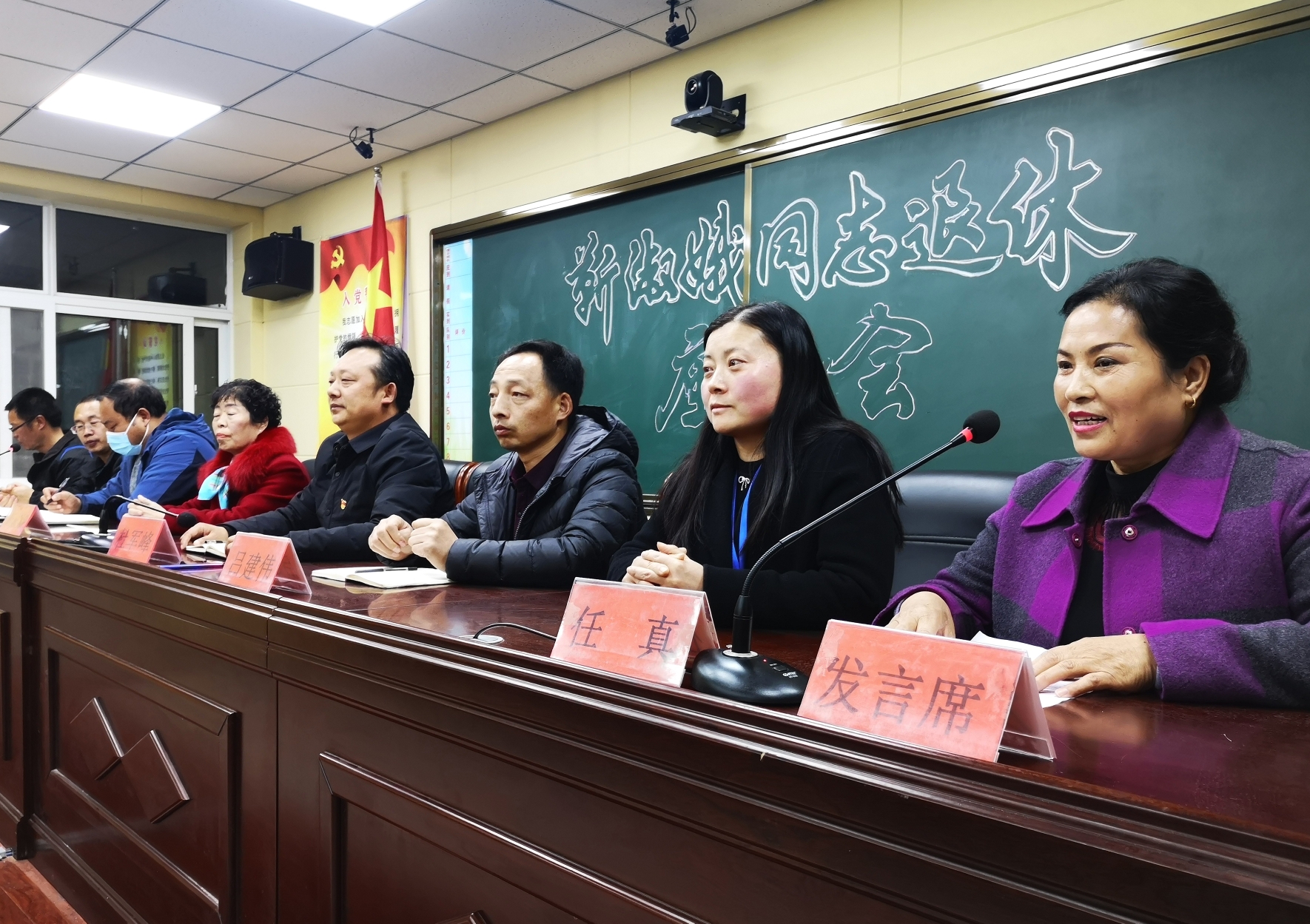 岁月染芳华桃李育芬芳卢氏县实验中学举行退休教师欢送会