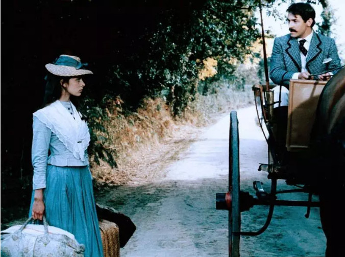 暗示人物关系:因为电影整个都在法国的乡村拍摄,并非哈代笔下的wessex