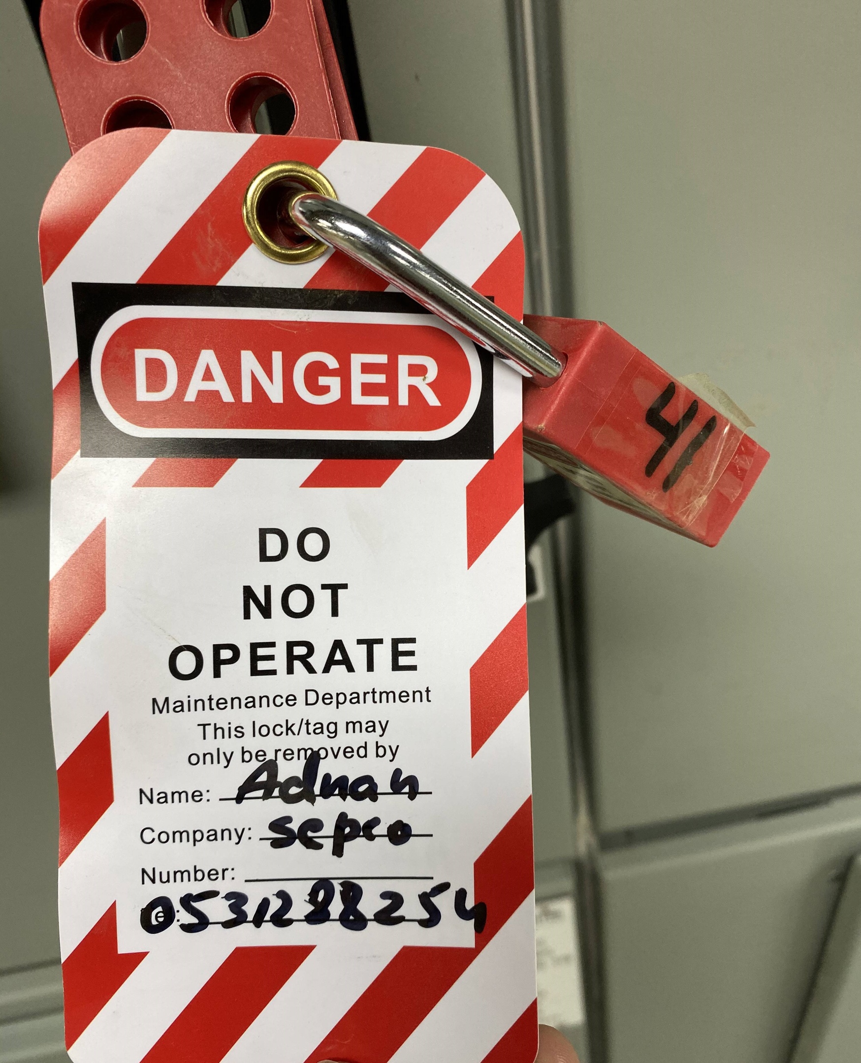 带电区域严格执行挂牌上锁(loto)制度带电区域严格执行挂牌上锁(loto)