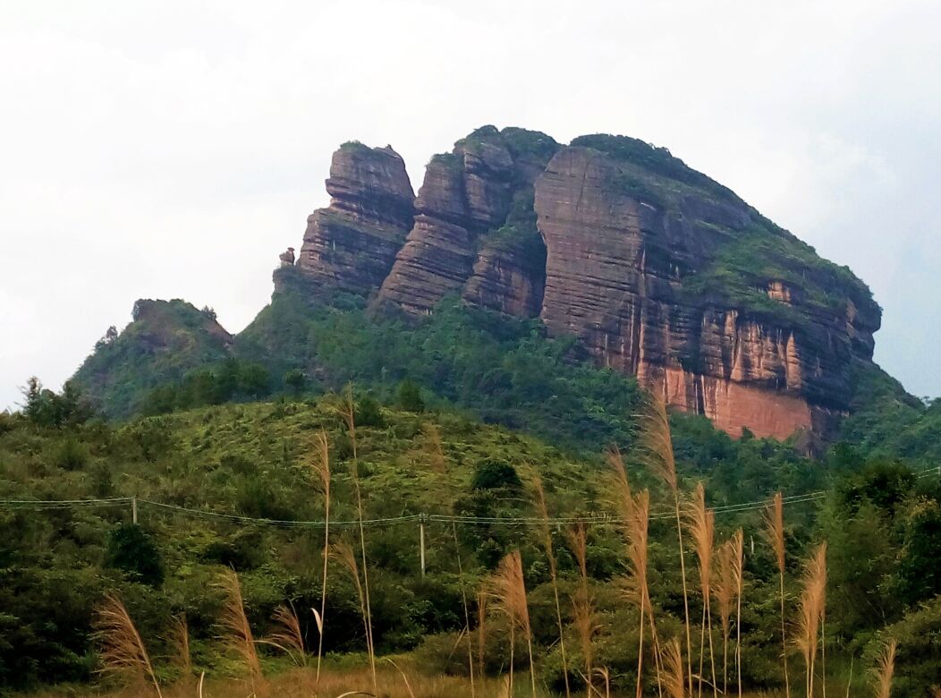 远眺巴寨,茶壶峰,与巴寨相对而立,是大丹霞地貌最高峰五仙岩,山顶是