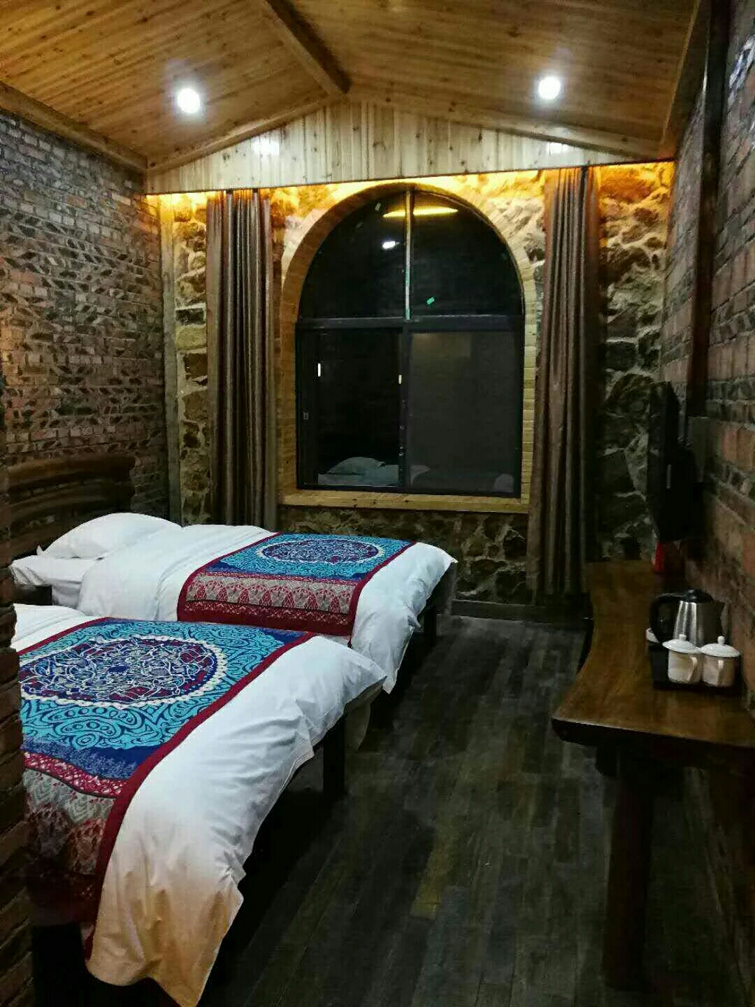 回龙山云居酒店位于资兴市东北部瑶族乡回龙山山顶,是一座集住宿,餐饮