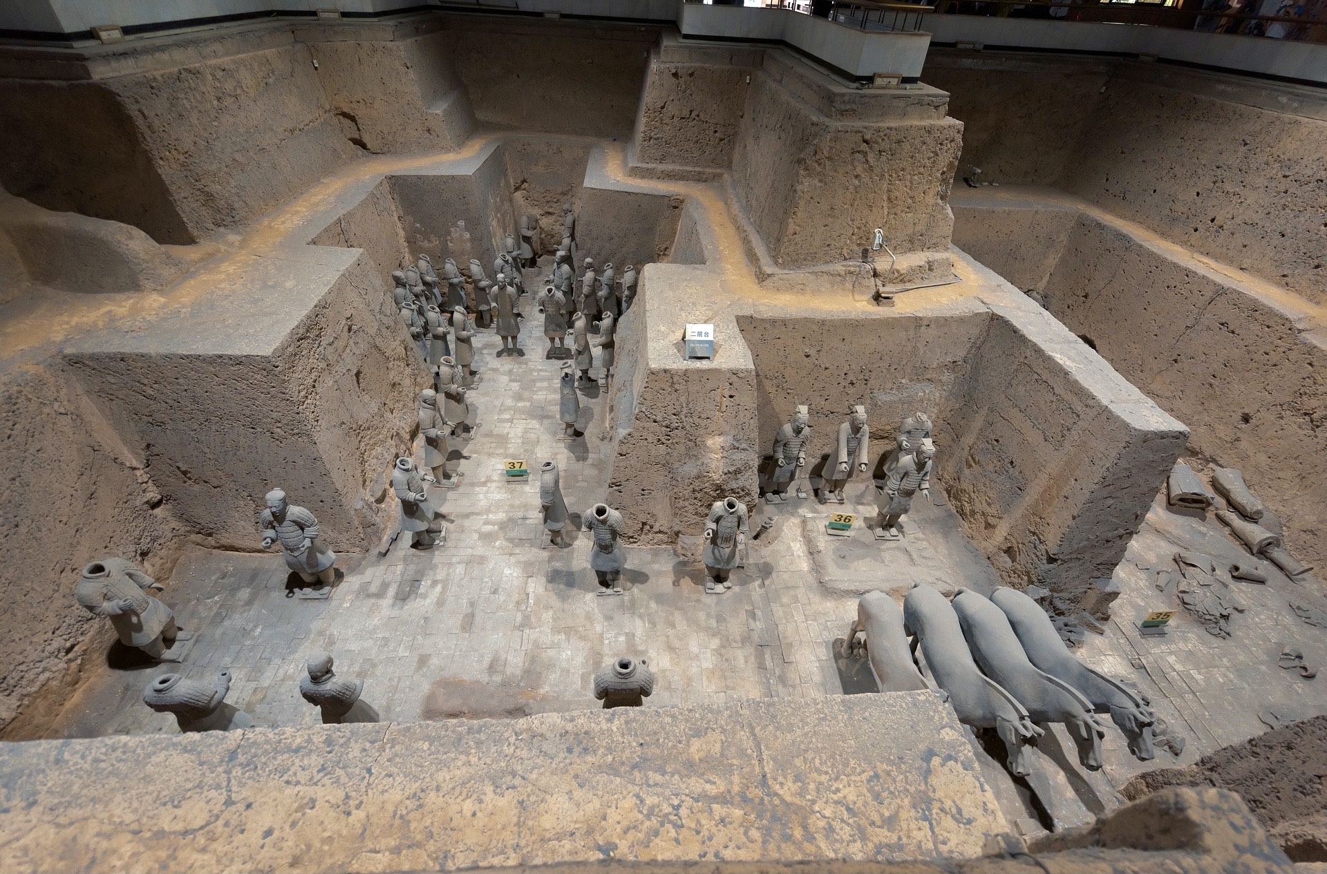 历时39年,是中国历史上秦朝皇帝秦始皇的陵墓,也是中国第一个规模宏大