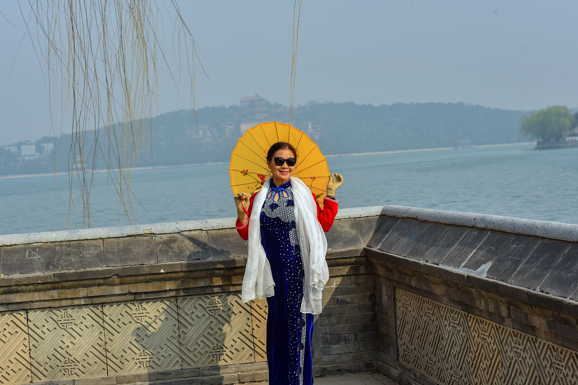 颐和园一群锻炼的北京大妈