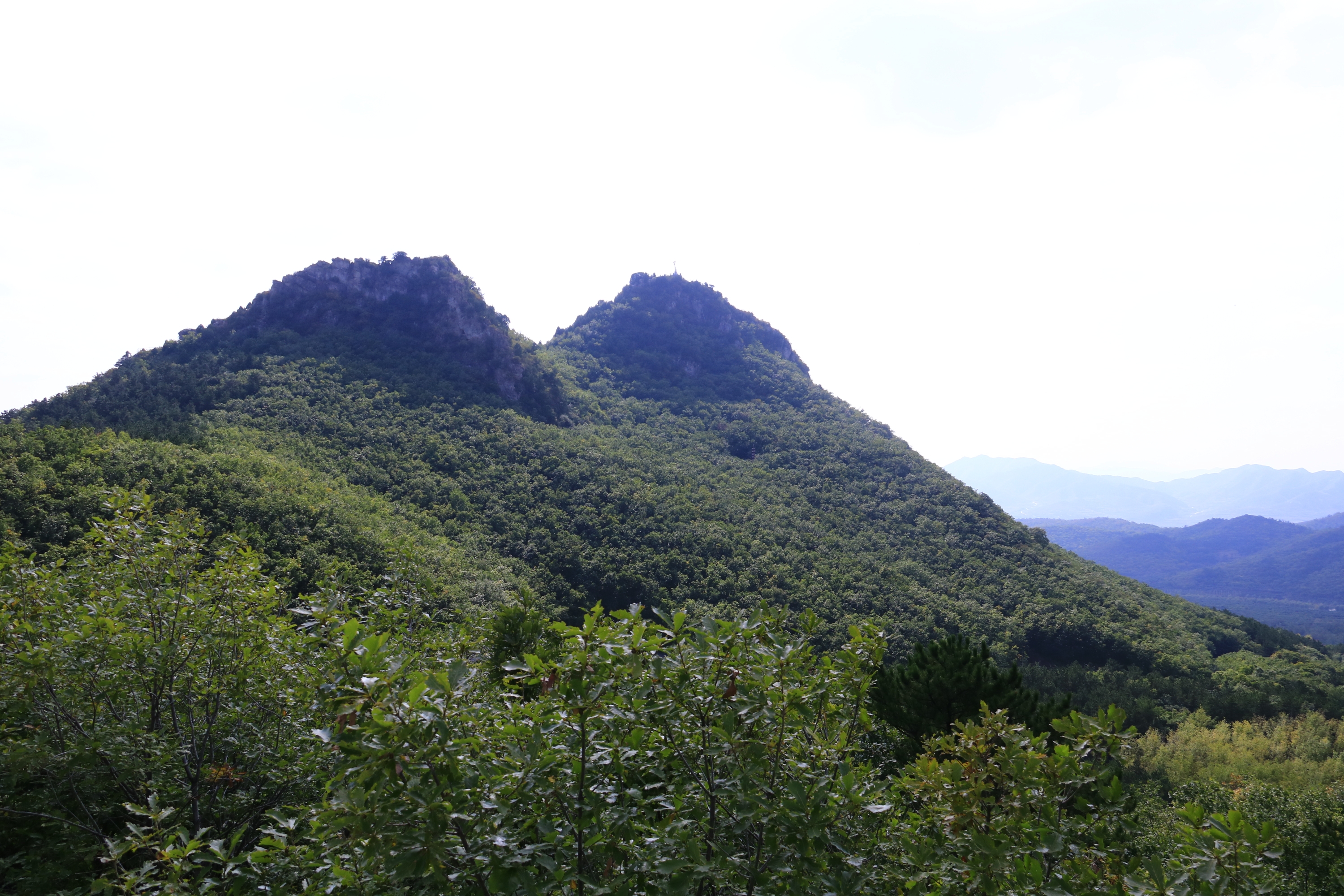 龙凤山风景区,位于辽宁省西部喀左县尤杖子乡.