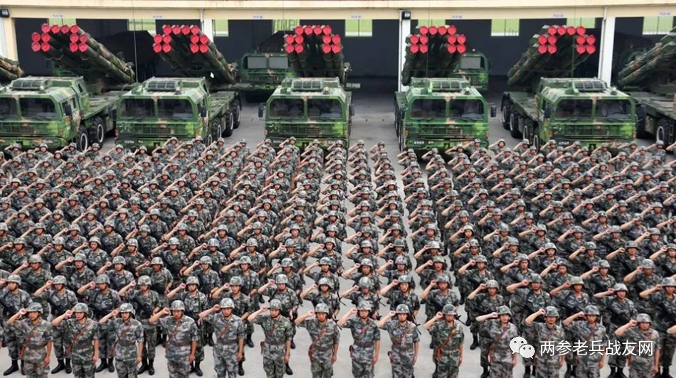 鲜艳明显红三处,时代军人之特征.红星闪耀在头顶,两面红旗挂衣领.