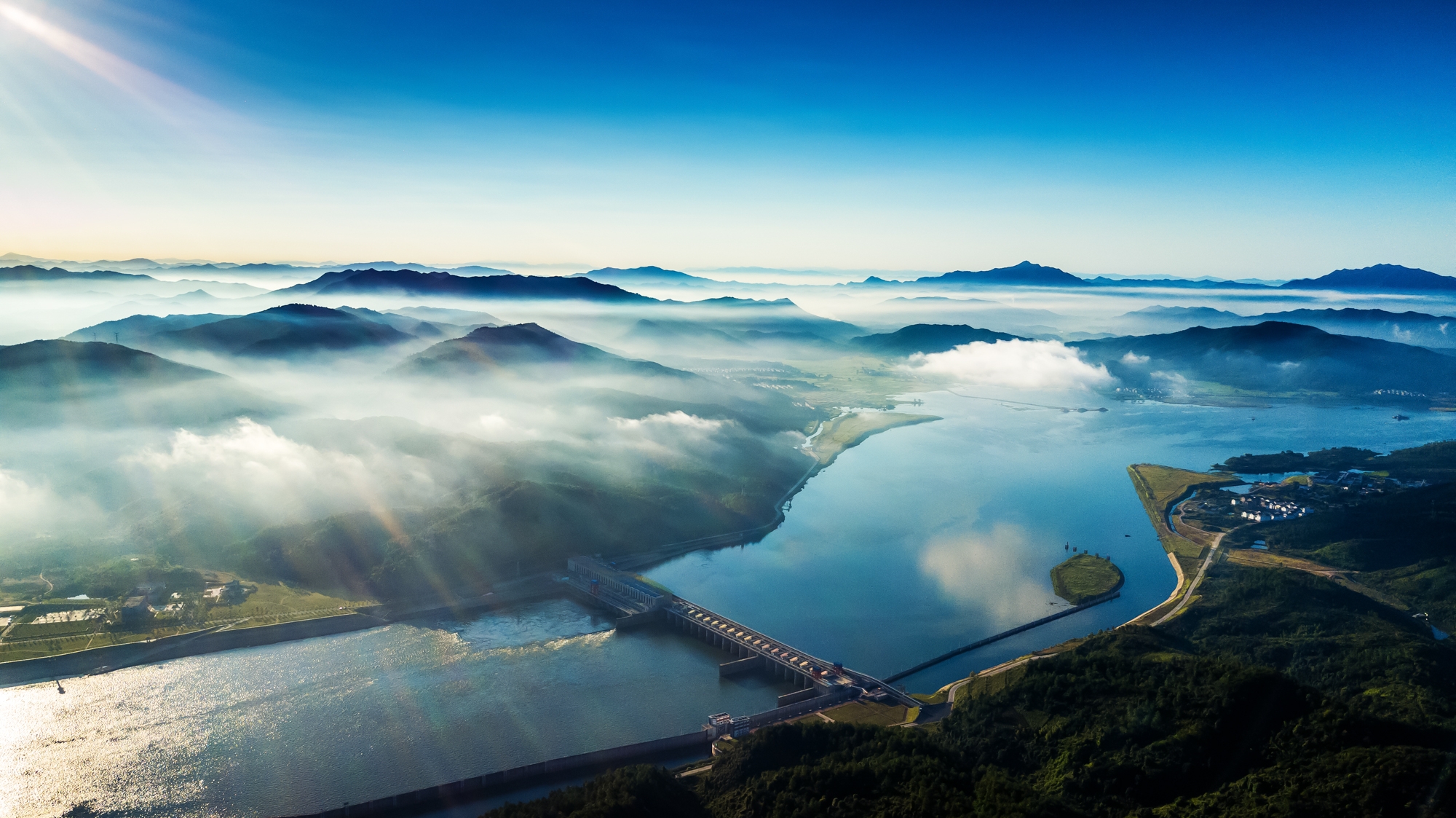 平湖玉峡向天开