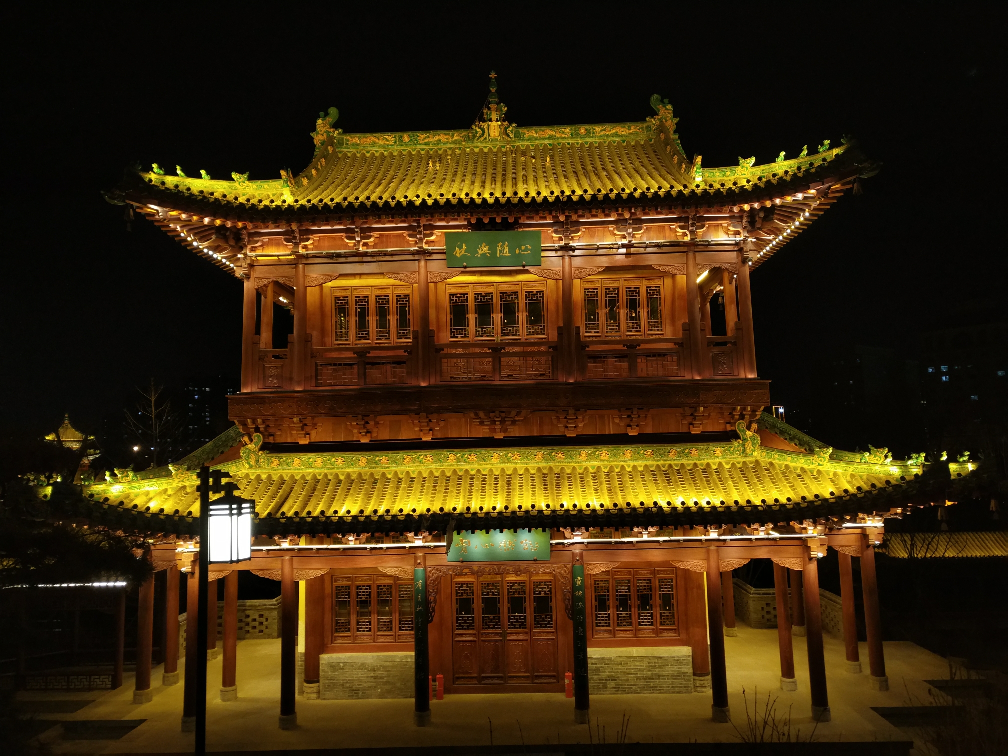 夜幕下的太原迎泽公园古建筑