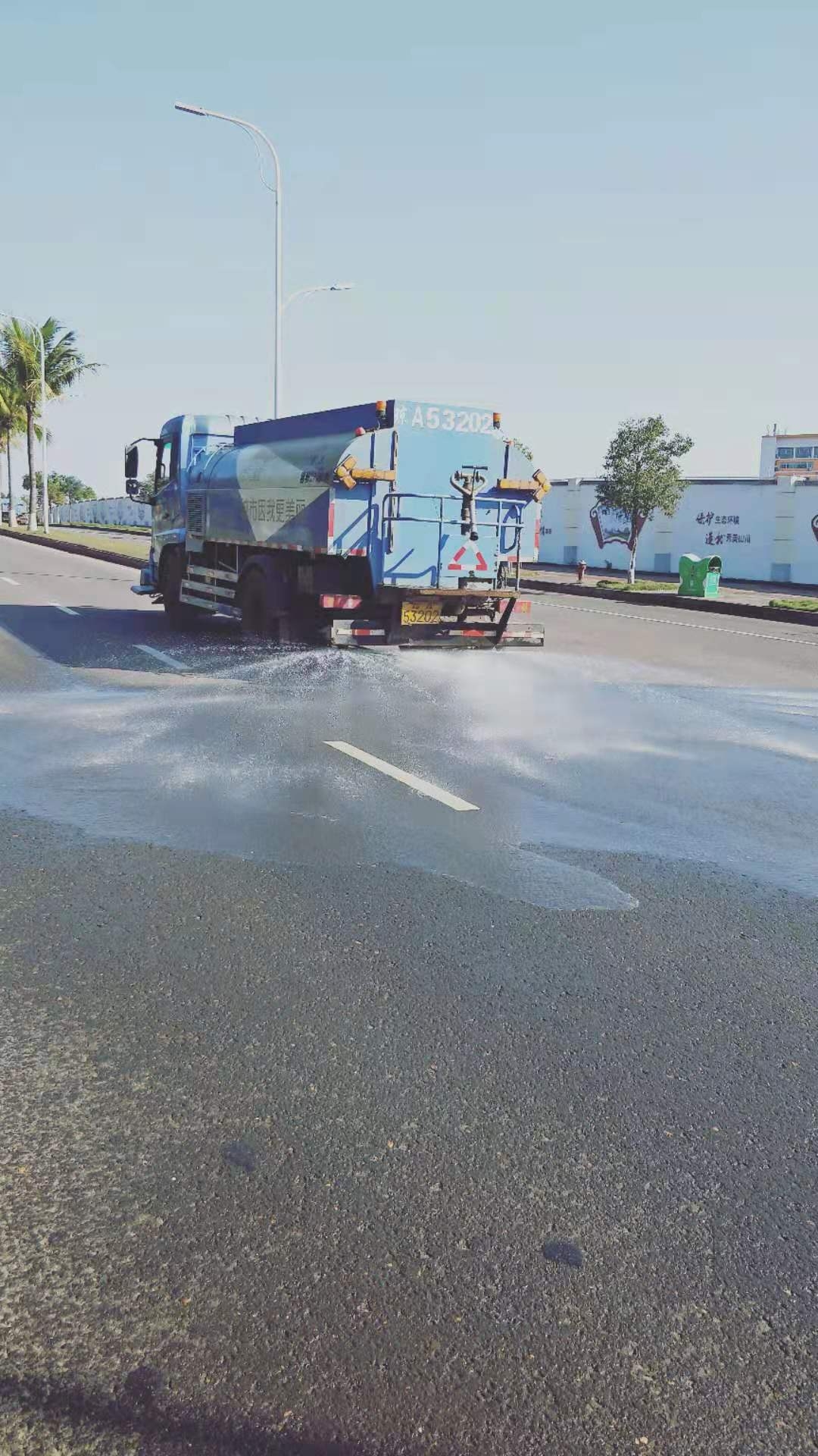 12号水车在滨江路赵村公庙工地,农信大院工地周边洒水作业